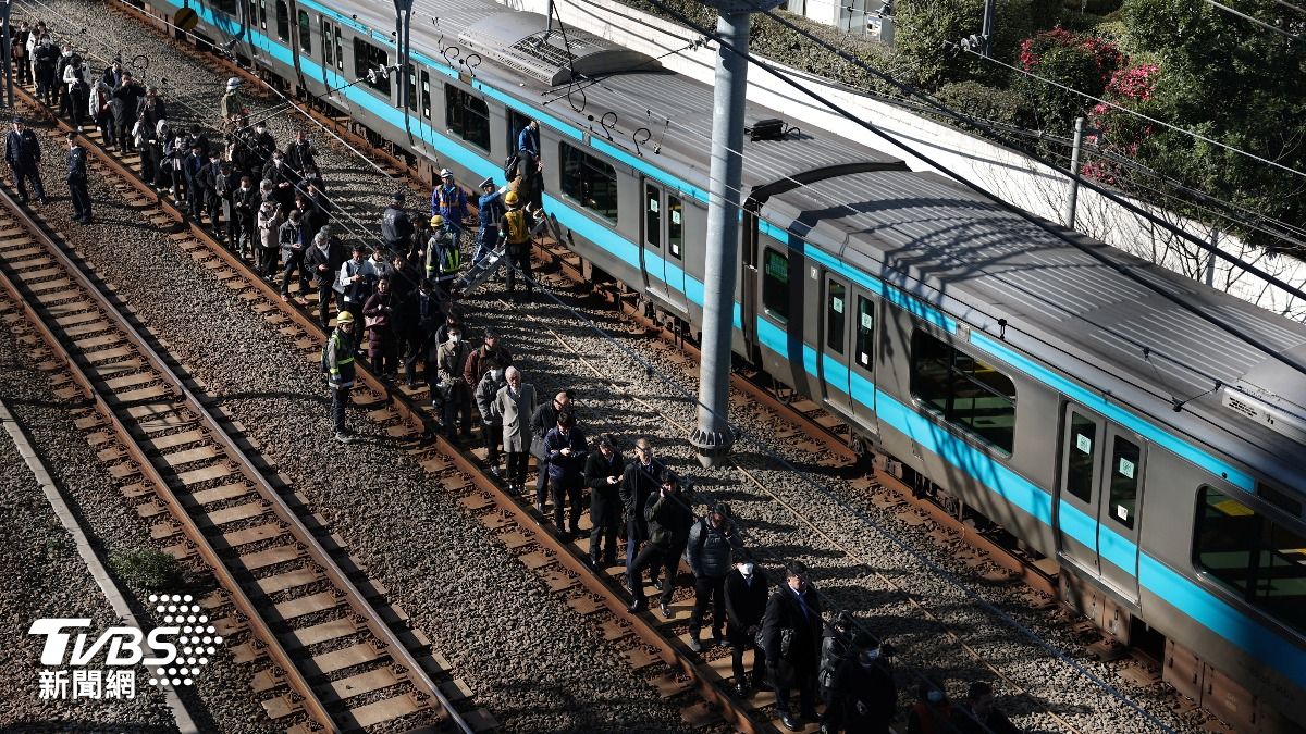 東京JR山手線、京濱東北線停電終恢復行駛 乘客驚險沿鐵軌疏散畫面曝