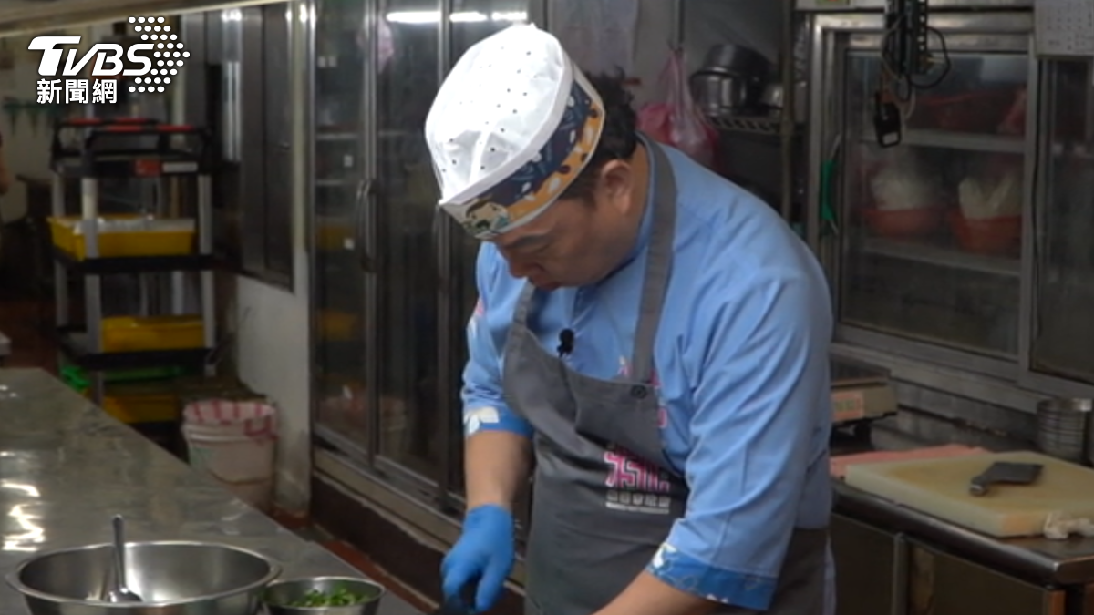 阿宏師珍惜食材，黑葉白菜的醜葉不浪費，包入餃子餡。 (圖／TVBS)
