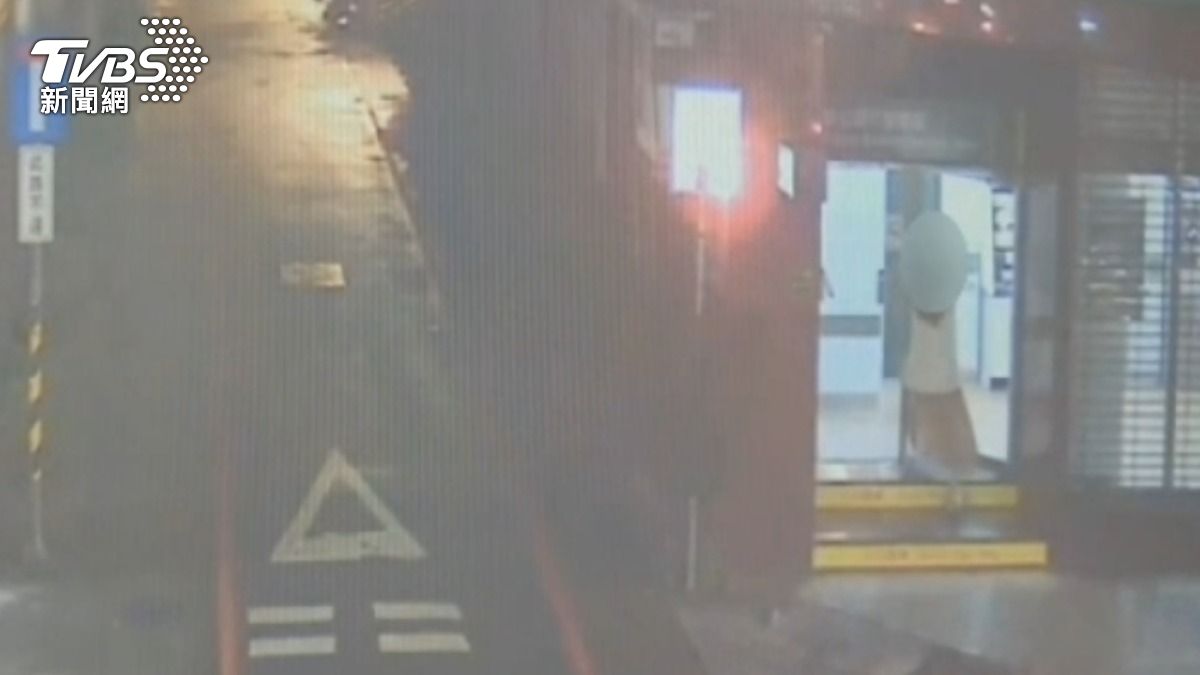 女車手提領贓款畫面被拍下。(圖/TVBS)