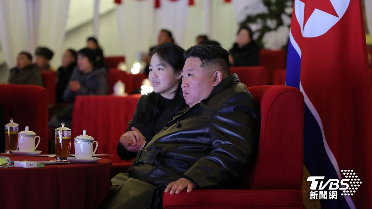 北韓跨年活動，金正恩與女兒金主愛兩人雙手緊牽。（圖／達志影像美聯社）