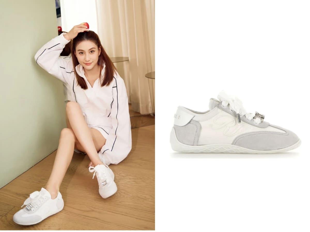 Roger Vivier Viv' Low 白色緞面麂皮鑽扣德訓鞋,NT.47,600。(圖/翻攝自Roger Vivier官網)
