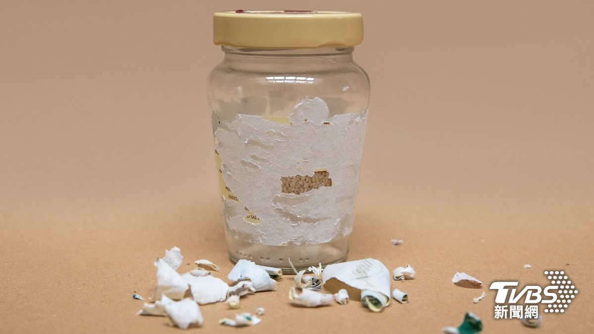 撕標籤總留殘膠？達人揭「1工具」輕鬆解決：不用摳到指甲痛