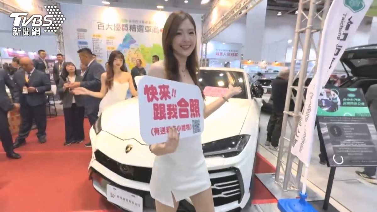 年關將近逛起來!台中最大室內年貨大街 「1500萬超跑」現身吸睛。(圖/TVBS)
