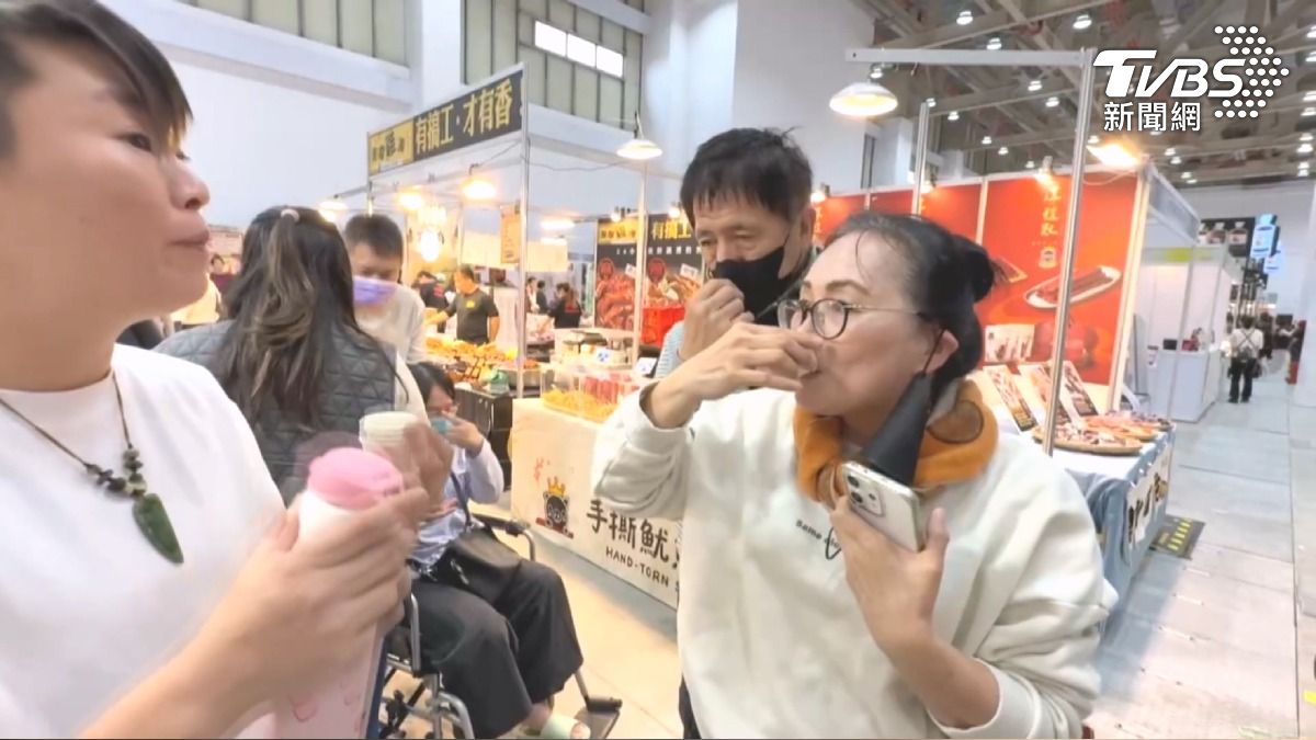 年關將近逛起來!台中最大室內年貨大街 「1500萬超跑」現身吸睛。(圖/TVBS)