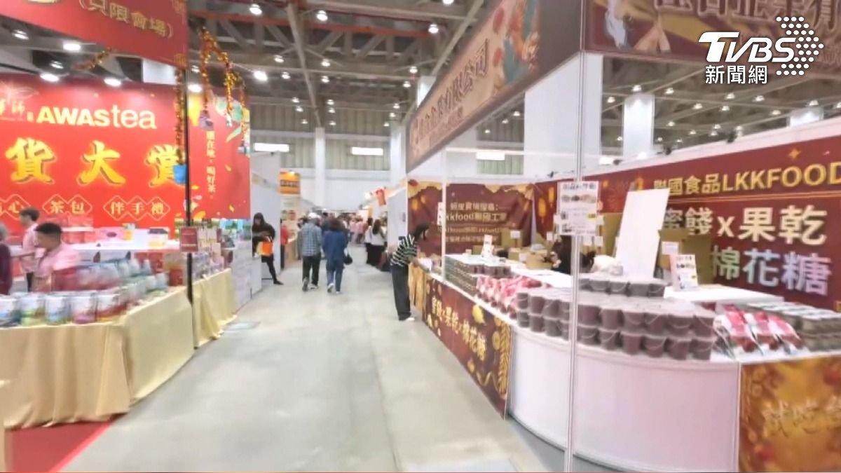 年關將近逛起來!台中最大室內年貨大街 「1500萬超跑」現身吸睛。(圖/TVBS)