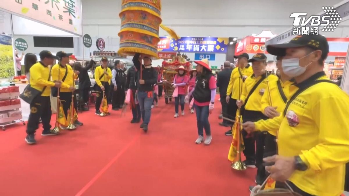 年貨大街超狂!藍寶堅尼、媽祖同框。(圖/TVBS)
