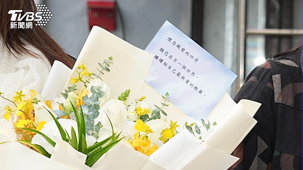 龍千玉送卡片悼念。(圖/黃城碩攝)
