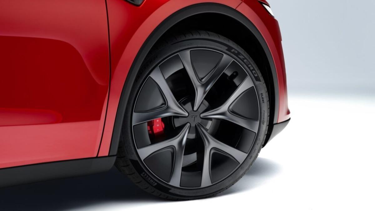 Model Y Performance獨家配備21吋Arachnid 2.0輪圈加紅色煞車卡鉗。（圖／Tesla提供）