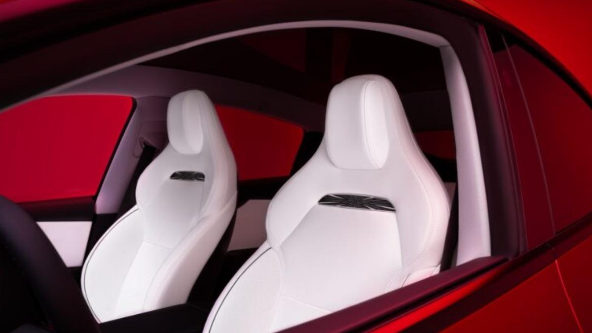 Performance車型配備雙前座跑車座椅還內建通風加熱功能。（圖／Tesla提供）