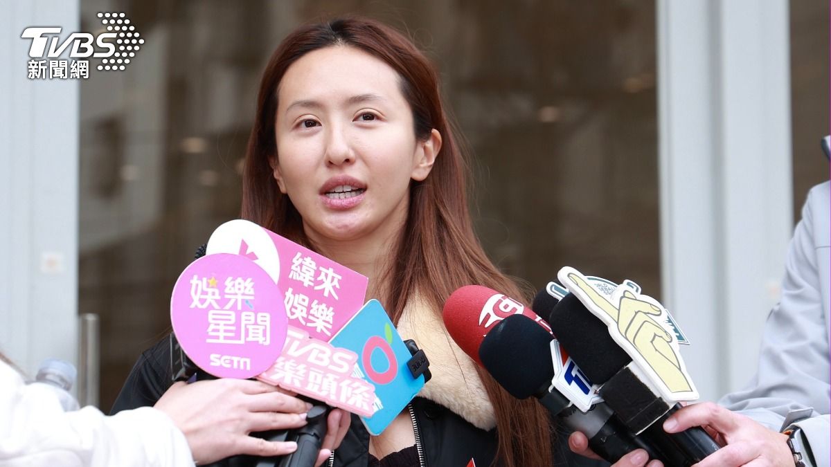 薔薔現身追悼曹西平!親曝與他生前互動 帶走「特製明信片」緬懷