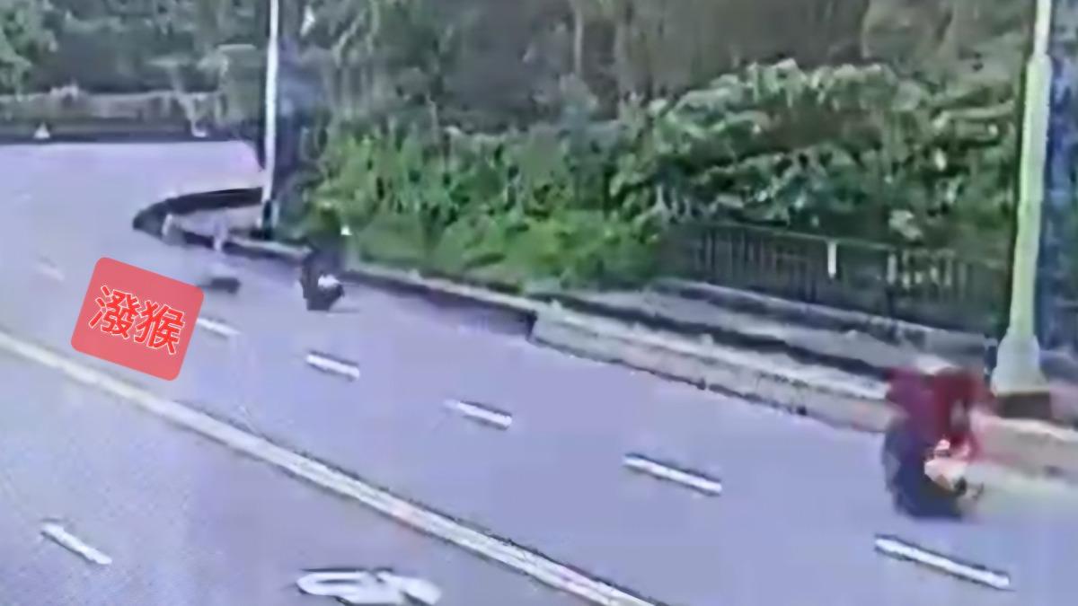 猴子突竄車道！蘇澳移山路女騎士急閃自摔