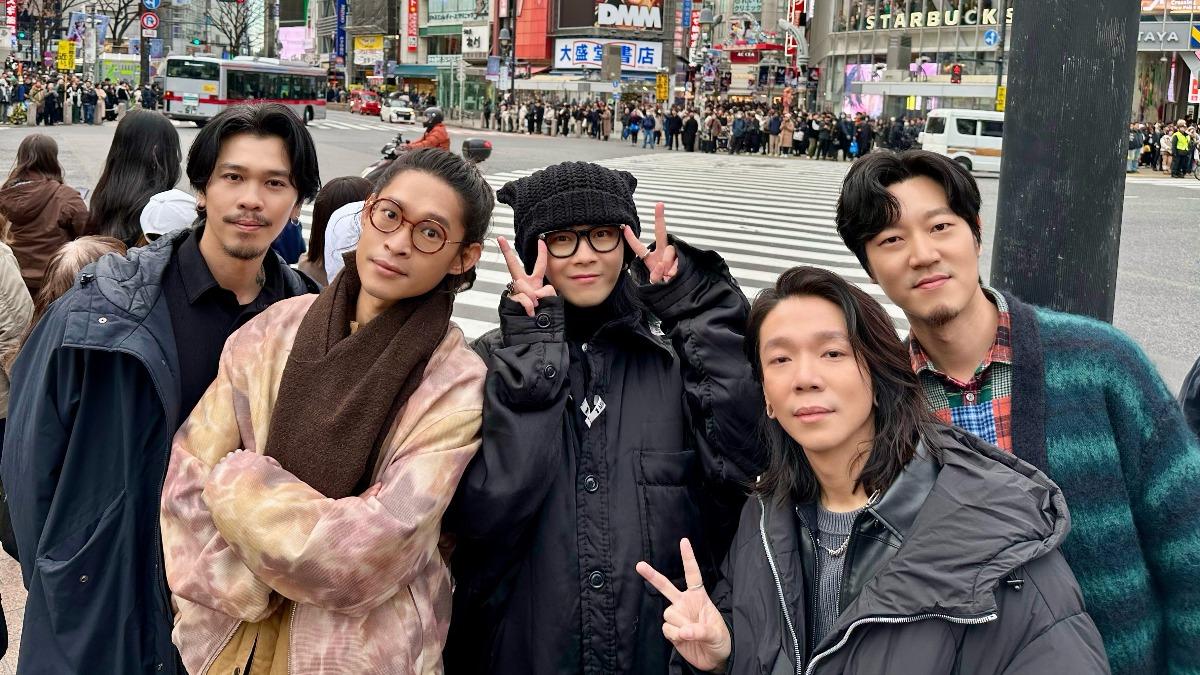 麋先生帶著巡演前進日本開唱,更趁空拍攝〈無所謂明天還有多壞〉MV。(圖/相信音樂提供)