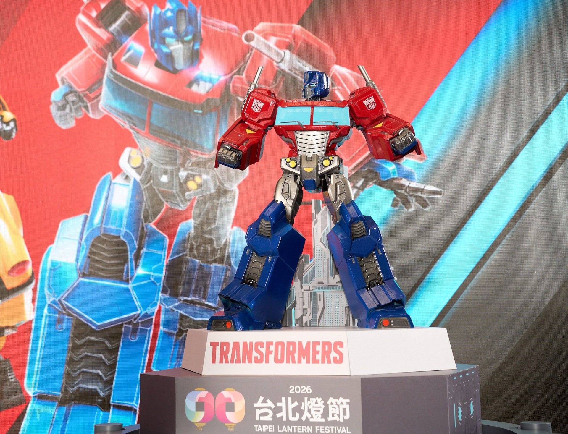 ▲花博展區IP燈組以博派領袖柯博文擔綱主角,高達10米。(圖片來源:臺北市政府觀光傳播局)