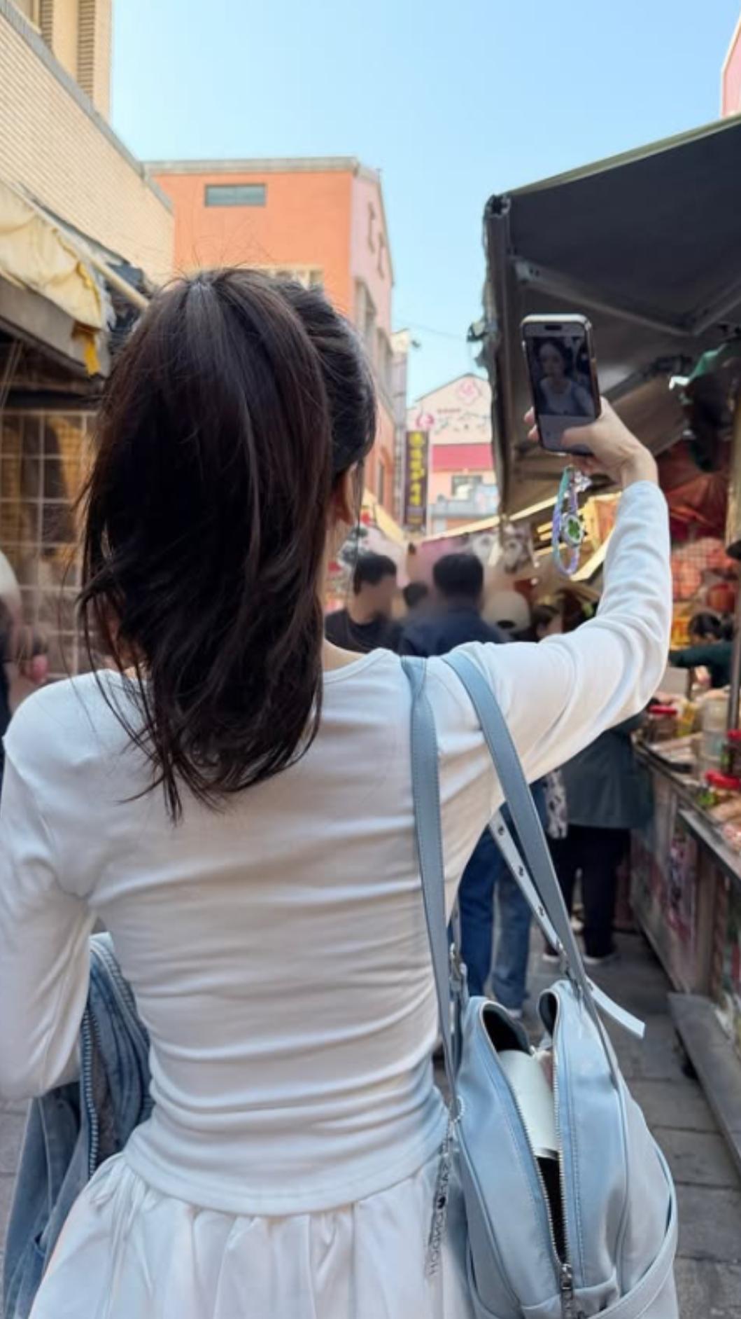 李雅英身穿微透膚的白色上衣,身材維持得相當好。(圖/翻攝自IG@yyyoungggggg)