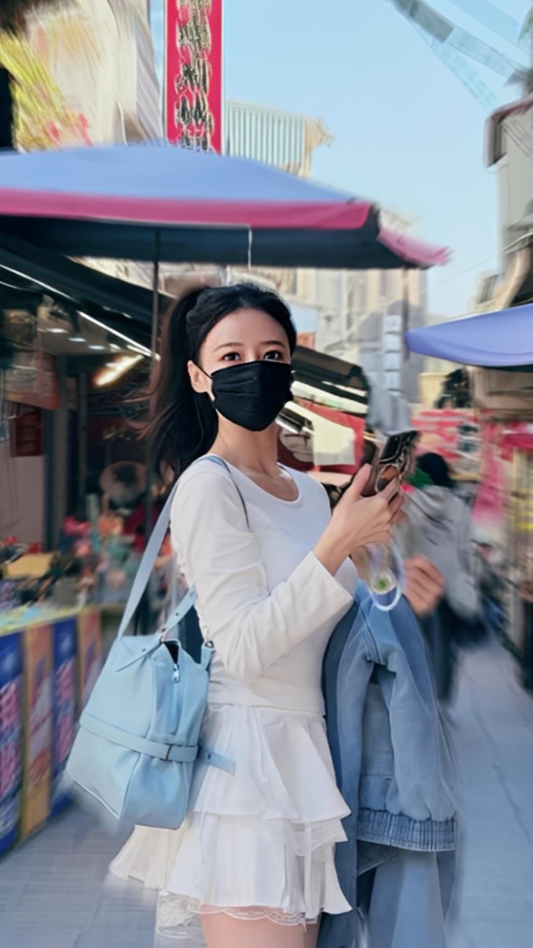 李雅英身穿全白穿搭,可愛、亮眼的模樣也不被背影模糊所影響。(圖/翻攝自IG@yyyoungggggg)