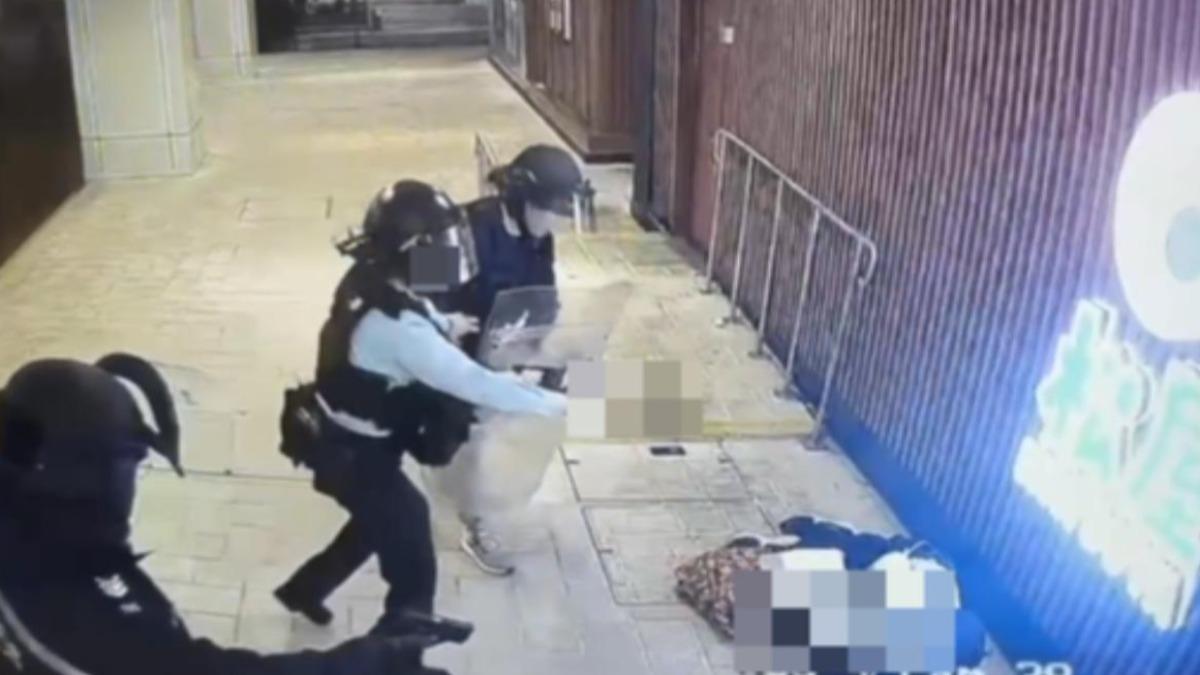 男子手持30公分牛肉刀，當場拉扯女路人，警方近距離連開兩槍制伏嫌犯，男子送醫後不治。（圖／網路）