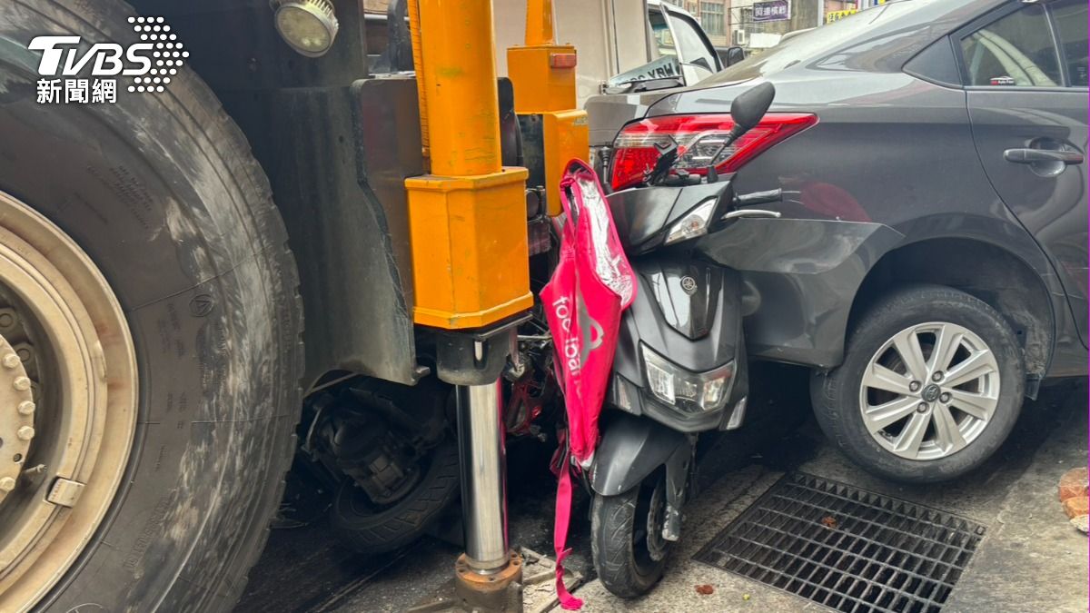 有片/苗栗70噸吊車失控暴衝撞11車 外送員遭捲車底