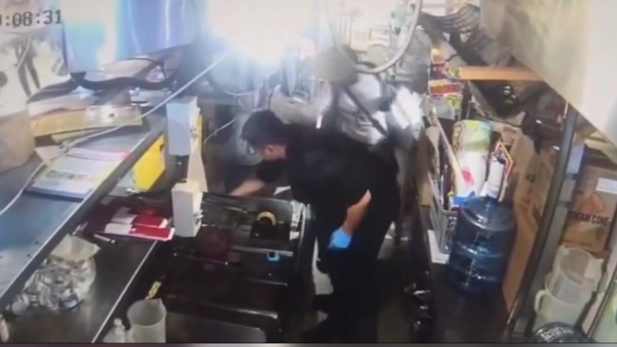 店家廚房監視器清楚拍下嫌犯潛入的過程。（圖／網路）