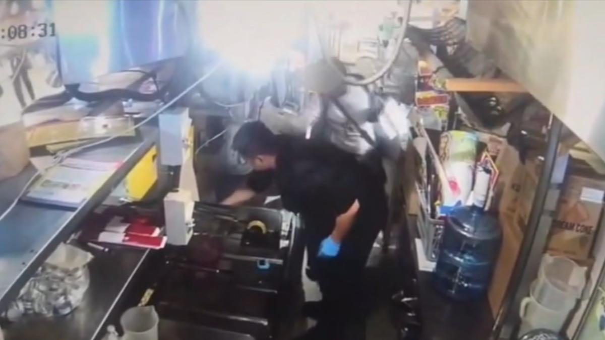 店家廚房監視器清楚拍下嫌犯潛入的過程。（圖／網路）