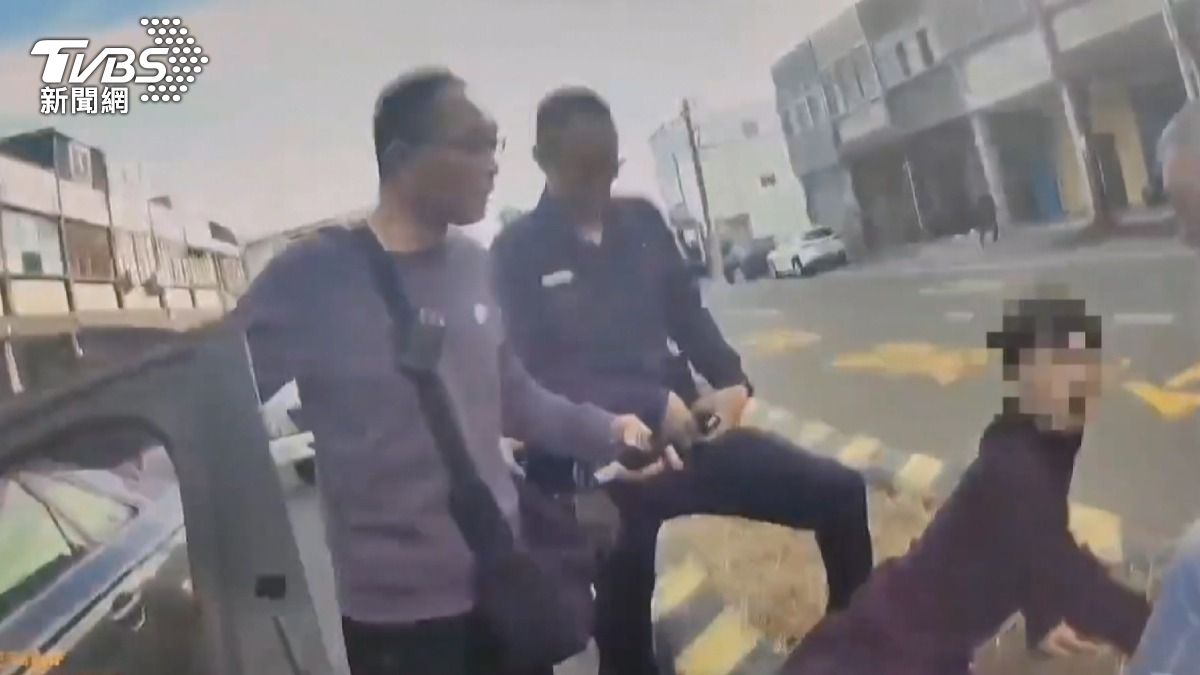 退休婦人遭詐800萬,詐團要求再投資120萬,警設局當街逮車手追回現金。(圖/TVBS)