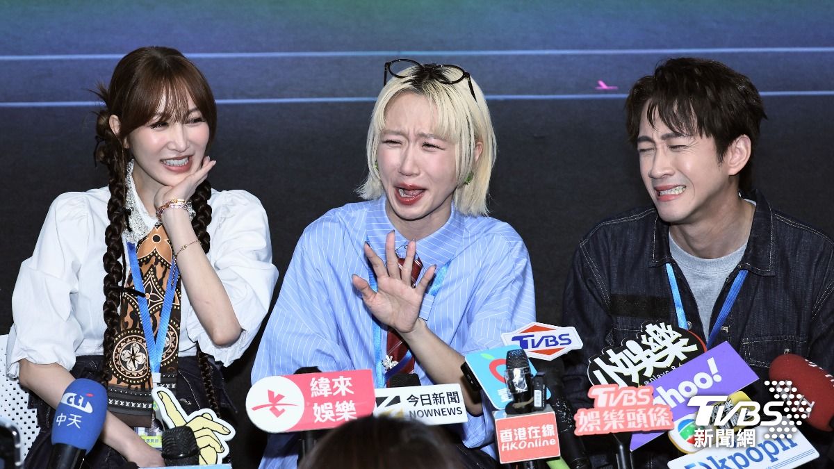 曾莞婷（左起）靜靜看著Lulu、陳漢典夫妻倆表演。（圖／張哲鳴攝）