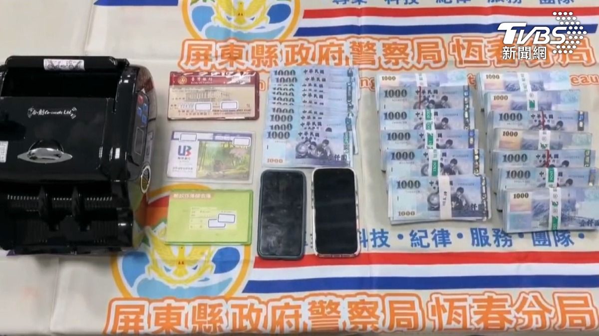 除了順利追回這次面交的120萬元現金外,警方還在嫌犯身上查獲3本人頭帳戶及點鈔機。(圖/TVBS)