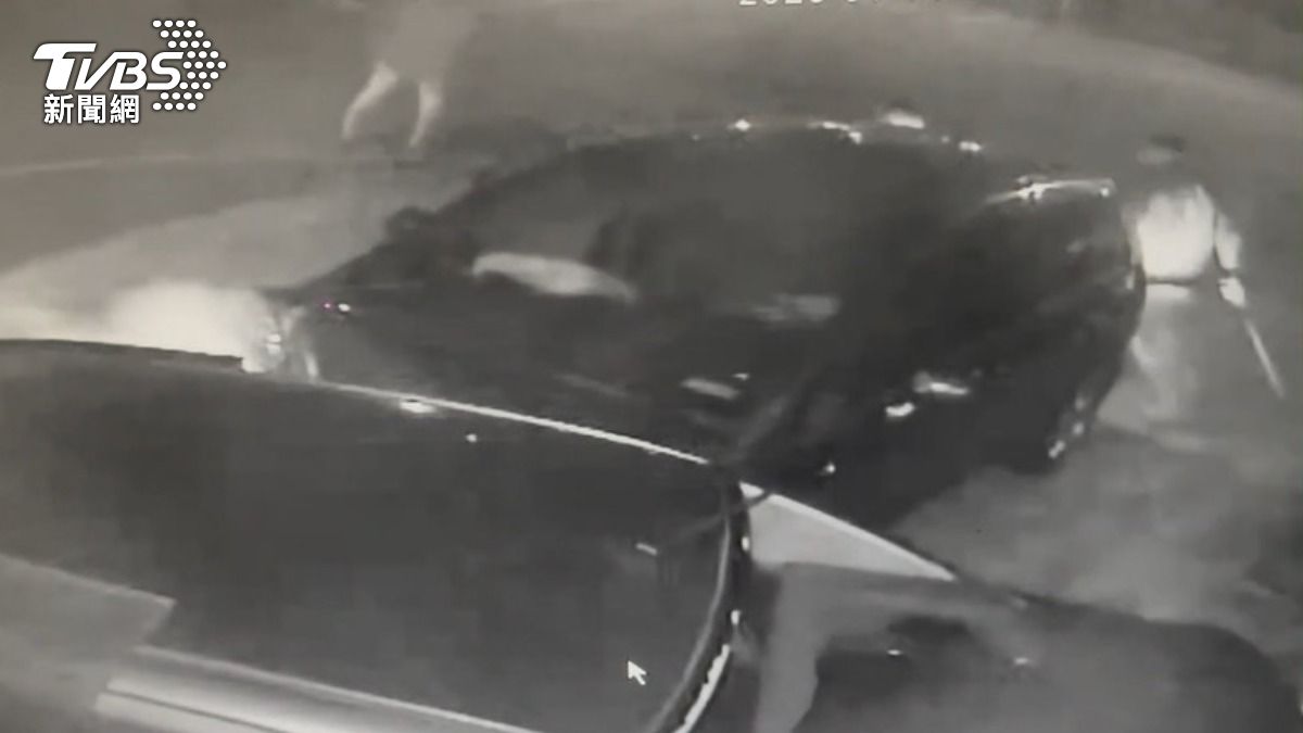 楊梅街頭追逐戰！4車狂飆失控撞店家　皮卡「衝撞2人」逃逸
