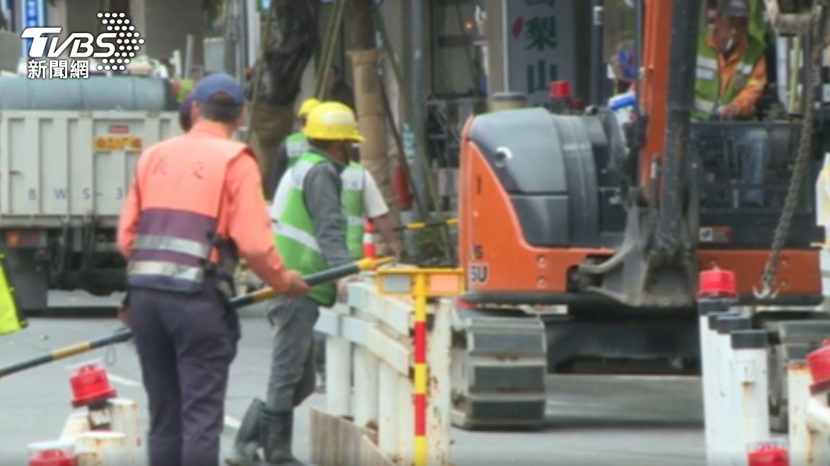 北市人行道施工 竟發文控住戶「妨礙通行」。(圖/TVBS)