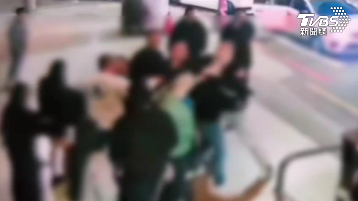 3人動手近10人圍觀,警出動快打部隊壓制。(圖/TVBS)