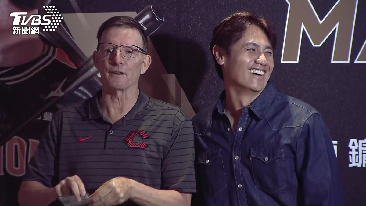 當初水手隊的球探也到現場祝福，帶來了陳鏞基第一張的球員卡。（圖／TVBS）