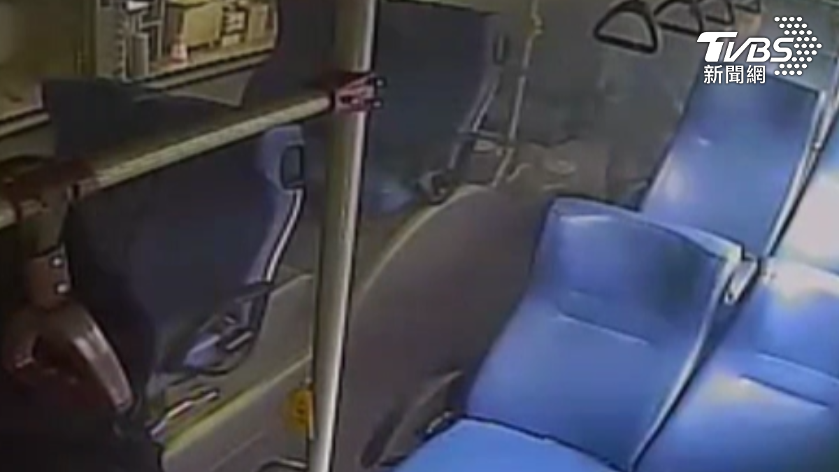 男公車上拿滅火器亂噴,乘客嚇壞趕緊下車。(圖/TVBS)