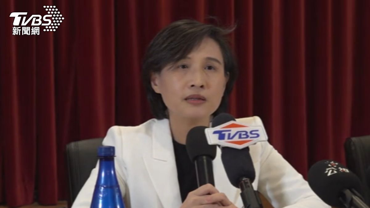 鄭麗君宣布台美關稅談判敲定,爭取到15%不疊加優惠。(圖/TVBS)