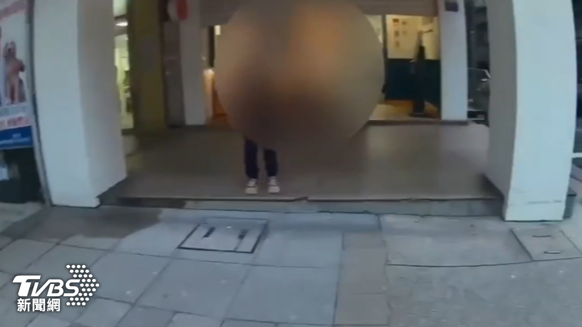 壯男不滿離職了印鑑還被扣留,不滿毆打女店長。(圖/TVBS)