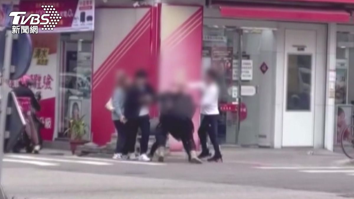 見義勇為變肢體衝突!一家人買手機竟上演「街頭壓制戰」。(圖/畫面翻攝 threads o.tsui)
