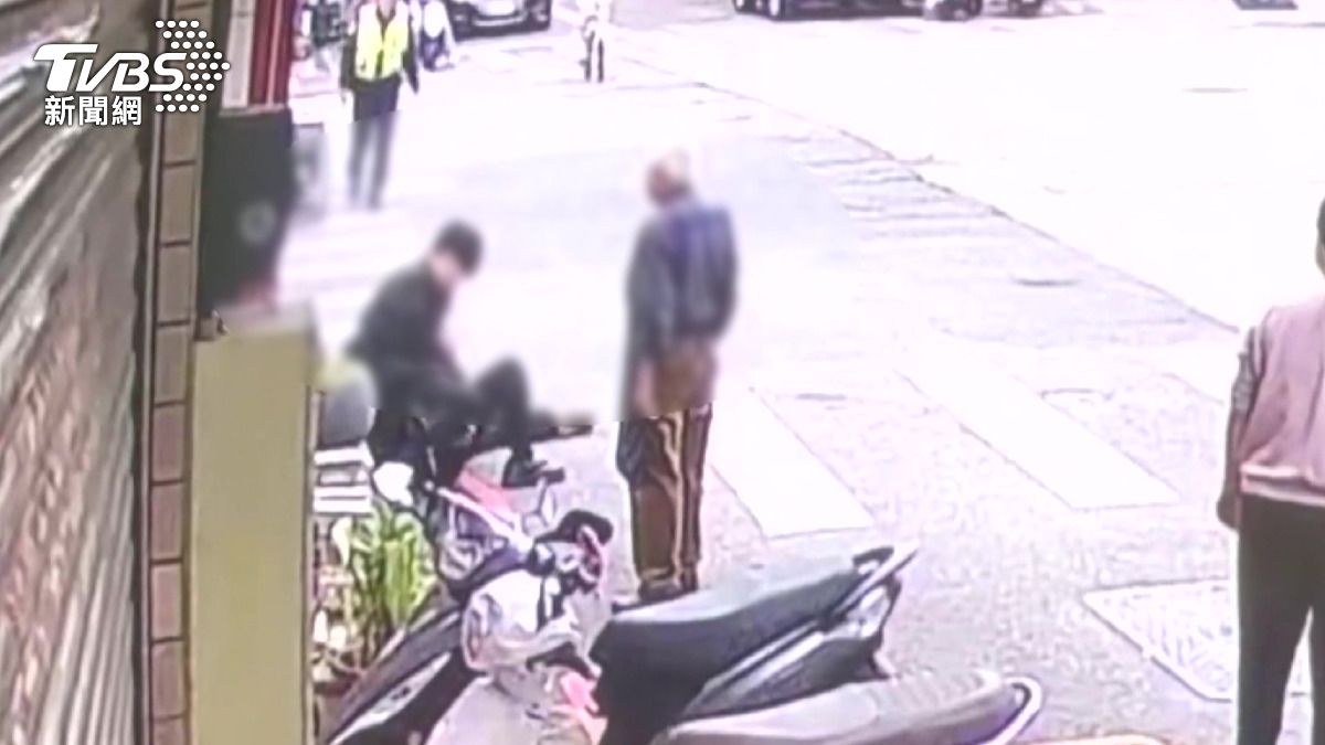 一家四口見義勇為 3打1街頭壓制男 。(圖/店家提供)