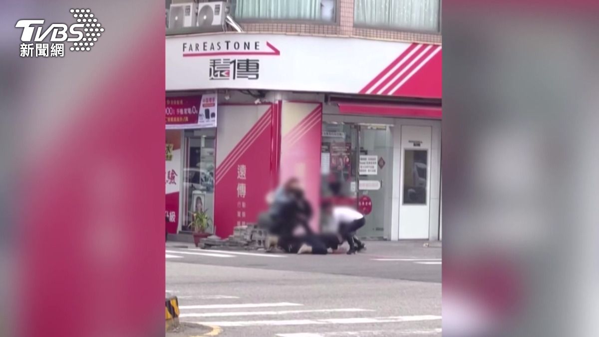 雙方爆發肢體糾紛。警方獲報後趕抵現場,將所有人帶回派出所釐清事發經過。(圖/畫面翻攝 threads o.tsui)