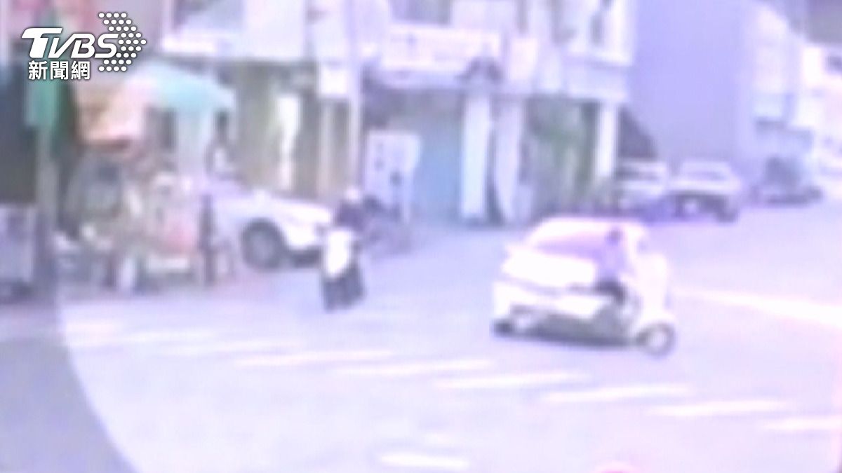 買完早餐出事了！77歲婦「橫切馬路」撞車　無照落跑下場曝。(圖／民眾提供)