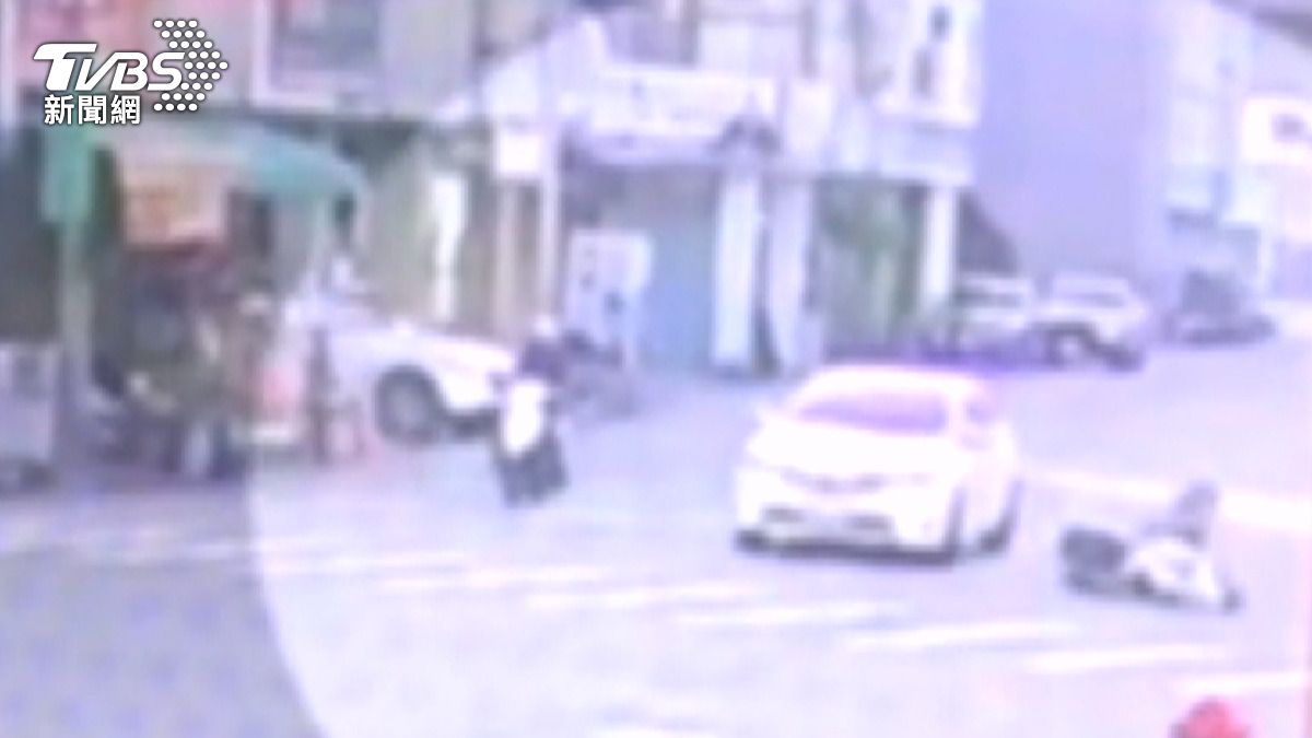 77歲簡姓女騎士騎車時突然鬼切，橫向穿越馬路，撞上停等路中的白色轎車。(圖／民眾提供)