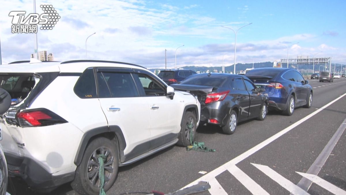 白色貨車切換至最外側車道準備下匝道時，未注意前方車流回堵，直接撞上前車。(圖／民眾提供)