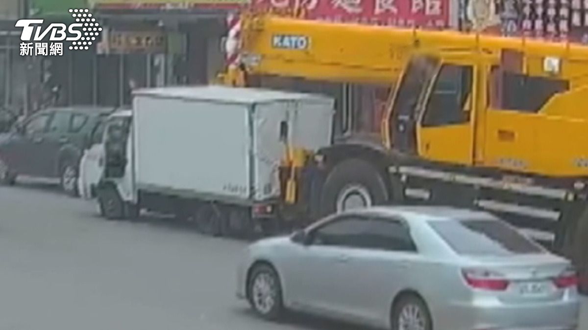 70噸吊車煞車失靈狂撞11車!外送員「捲入車底求救」驚險畫面曝。(圖/TVBS)