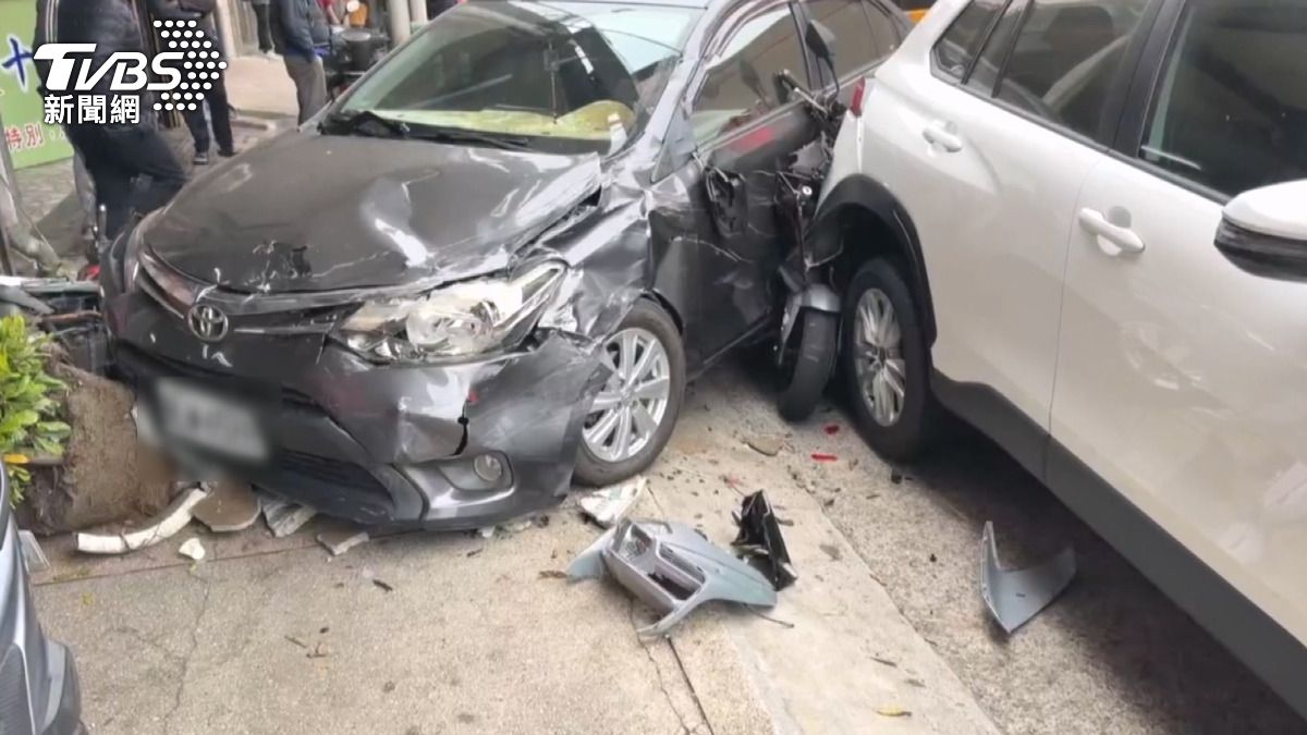 現場一片混亂。駕駛在車輛停下後,立即跳下車查看,發現有人被撞入車底。(圖/TVBS)
