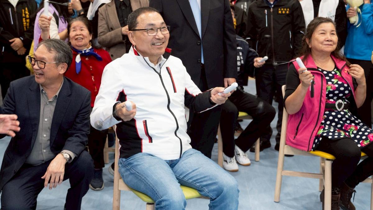 新北市長侯友宜體驗智慧復能健身。(圖/金城日照提供)