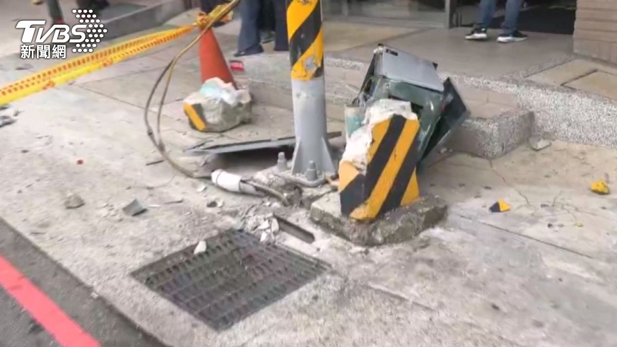 吊車重達70噸,撞擊力道相當驚人,不僅電箱被撞毀,多輛車輛也被連續往前推擠。(圖/TVBS)
