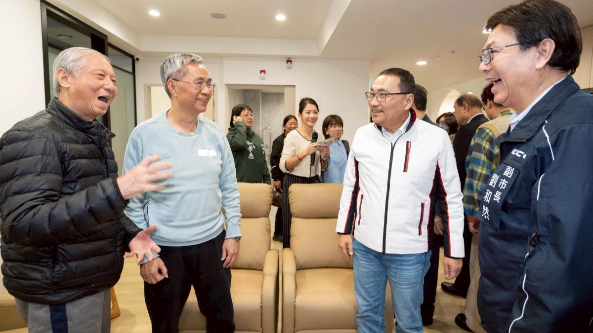 新北市長侯友宜與副市長劉和然與長輩互動。(圖/金城日照提供)