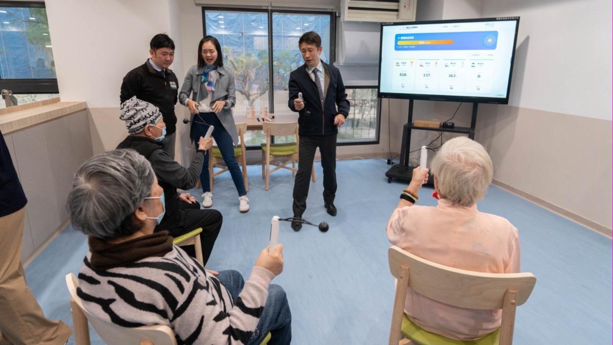 「智慧復能健身(AI智慧跳繩)」可讓長者透過手腕甩動即可享受有氧運動的成就感。(圖/金城日照提供)
