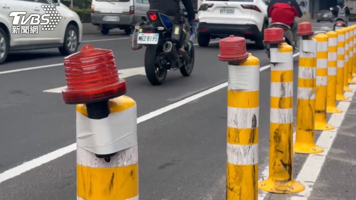 事故發生後,現場已將警示燈加好加滿,相關單位也允諾研議改善。(圖/TVBS)