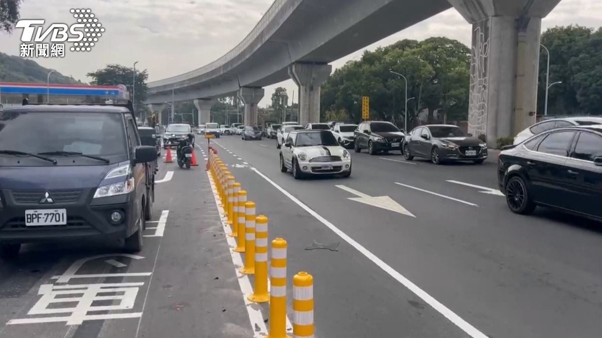 高雄市左楠路靠近世運大道路段,為台積電開路釀禍,15號深夜短短半個小時,就發生三起機車的自撞車禍。(圖/TVBS)