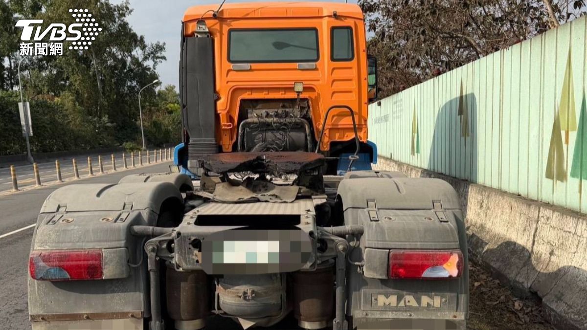 後座妻捲入車輪輾壓當場死亡。（圖／TVBS）