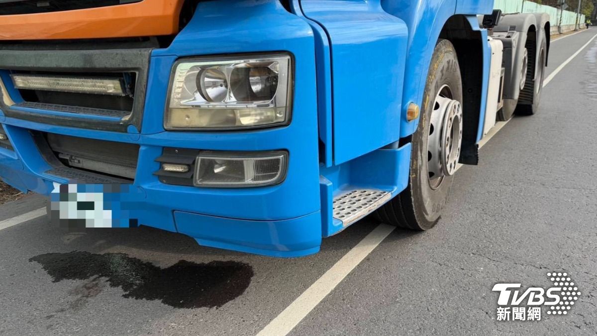 後座妻捲入車輪輾壓當場死亡。（圖／TVBS）