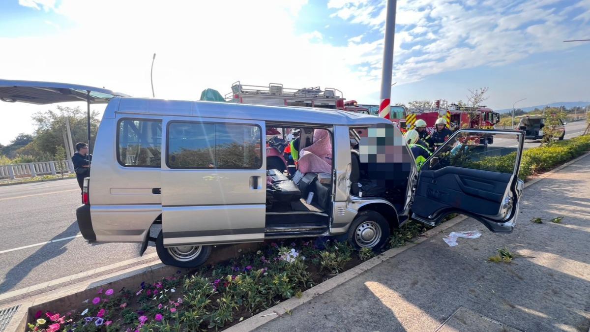 前座安全氣囊爆開，車內物品四散。（圖／警方提供）